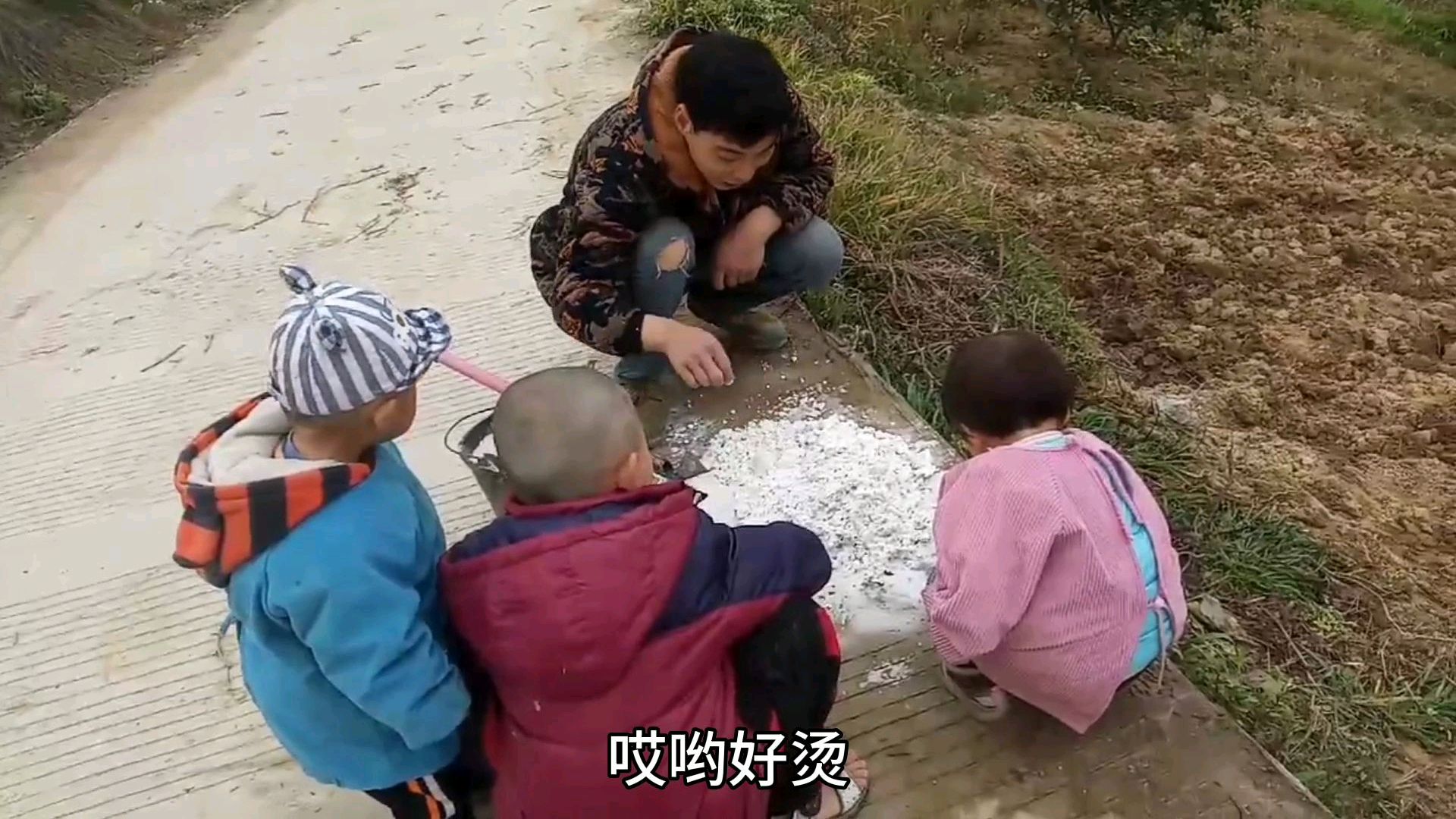 农村小伙用石头煮鸡蛋,小孩子们都来围观