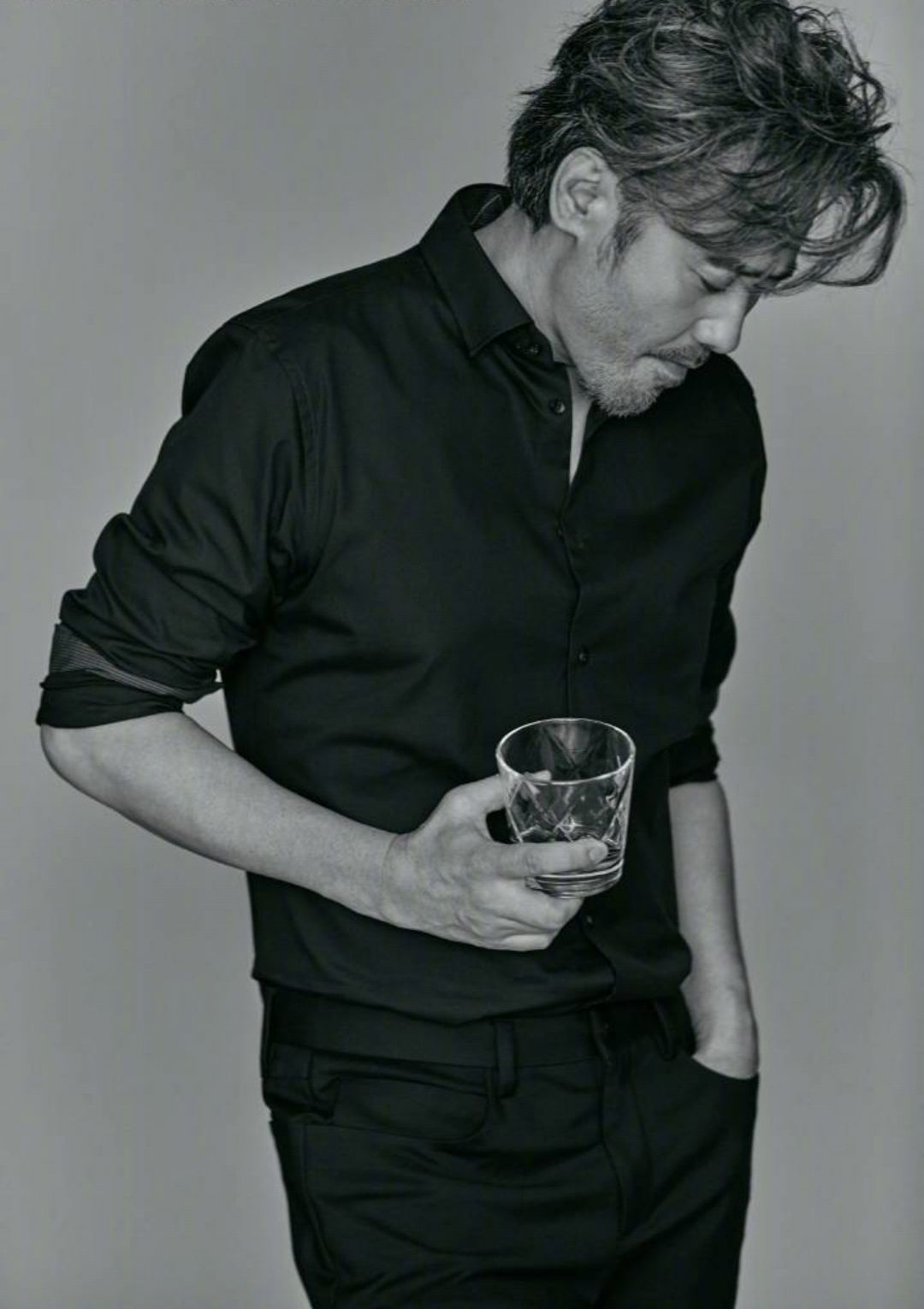 吴秀波身上有很多成熟中年男性应有的气质,痞帅的感觉真的太迷人