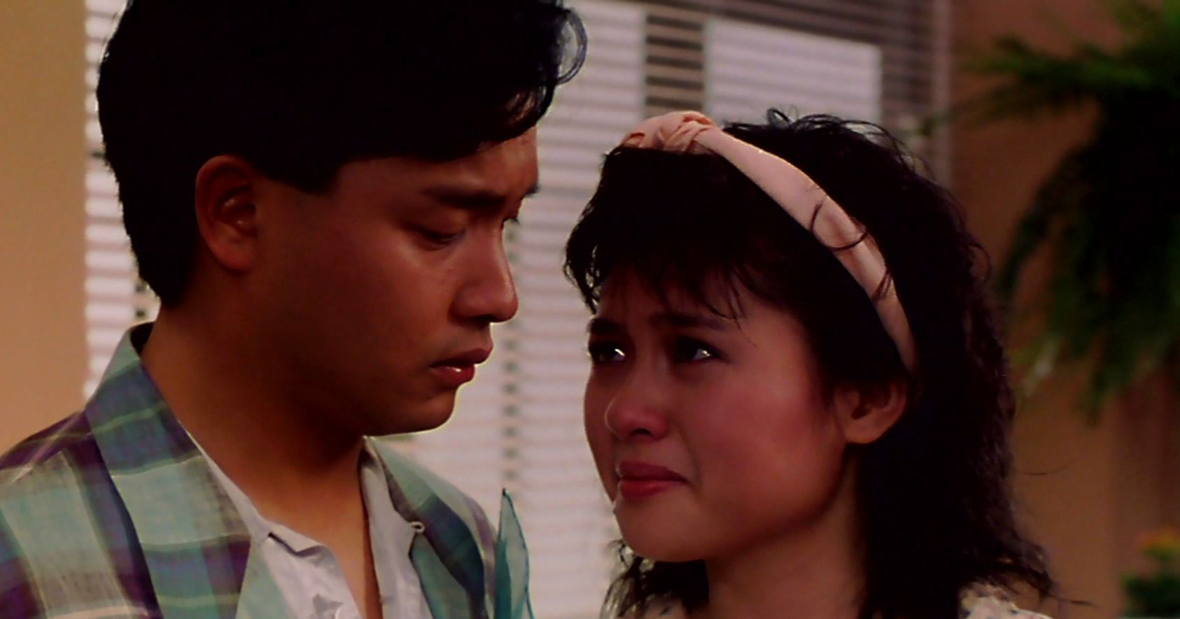 1985年与张国荣一同出演了《为你钟情》爱情浪漫片 转载自百家号作者