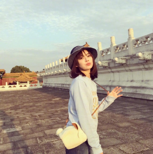 袁姗姗故宫撒欢儿,白色小兔包可爱到爆,网友:又想骗我买包包