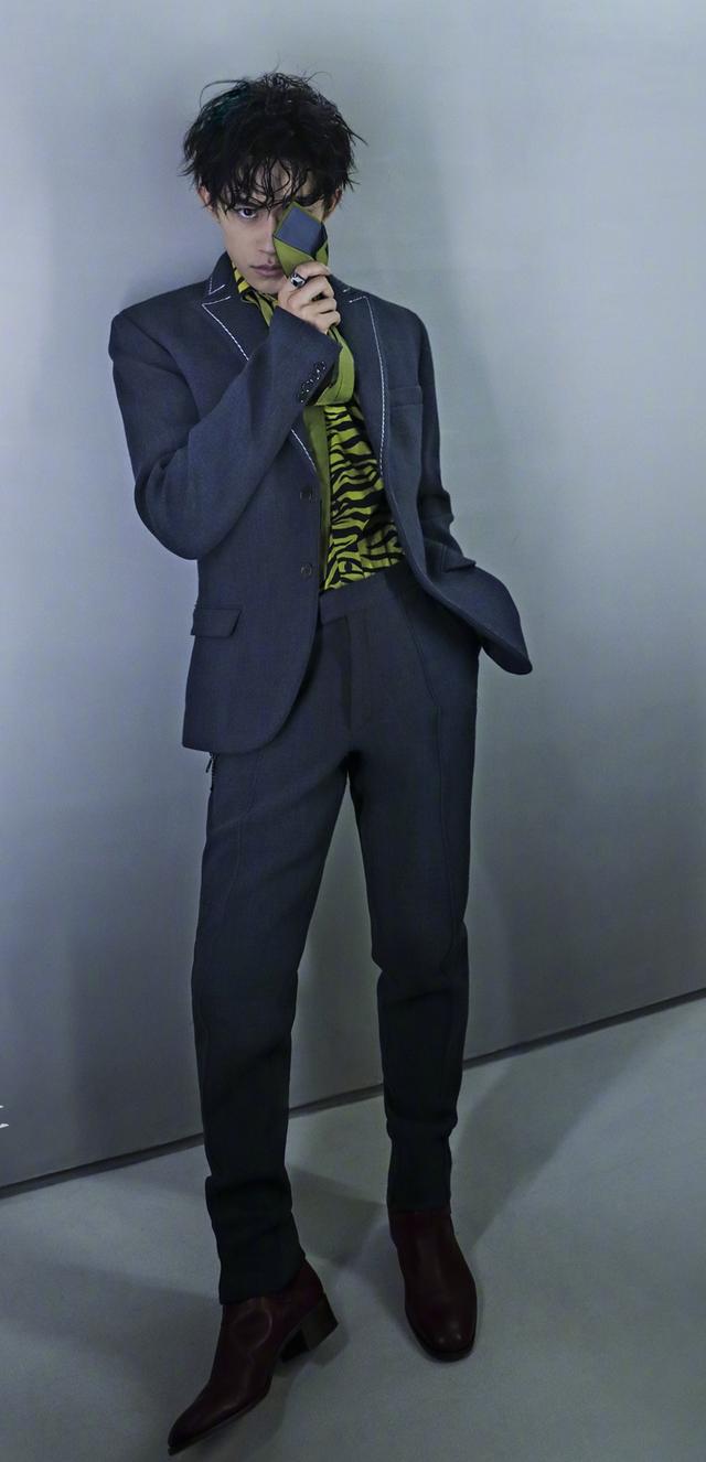 易烊千玺开公司,霸道总裁养成,四字弟弟是真的叫不出口了!