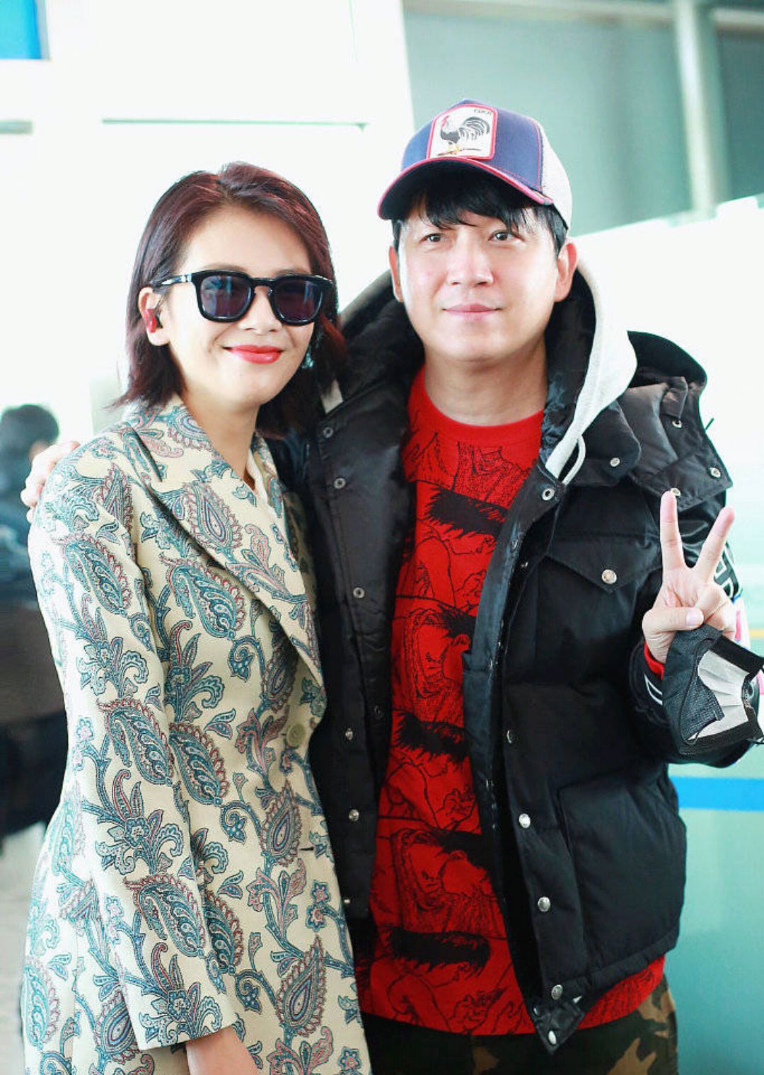 潘粤明机场偶遇刘涛,不停偷瞄却没被认出,网友:白娘子忘了许仙