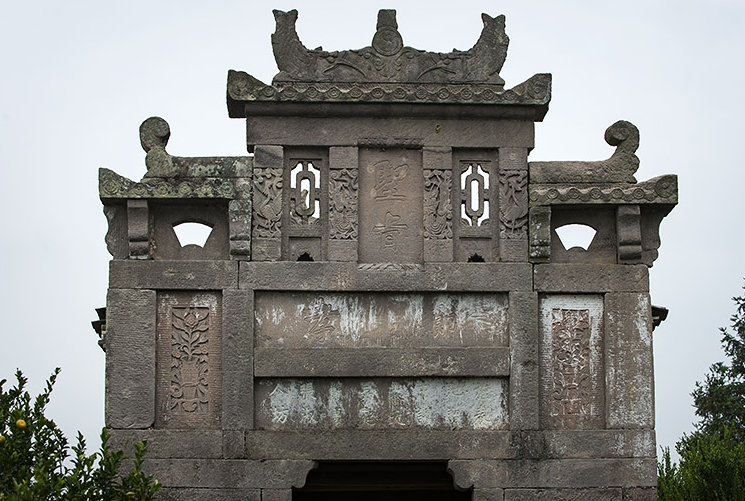 另一面是"敕建"牌坊,旌表的是中宪大夫吴挺兹妻李太淑人.