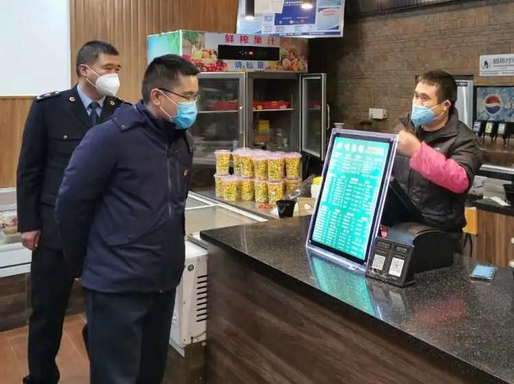 惠安县崇武镇党委书记曾惠彬深入西华村防控一线开展检查指导工作