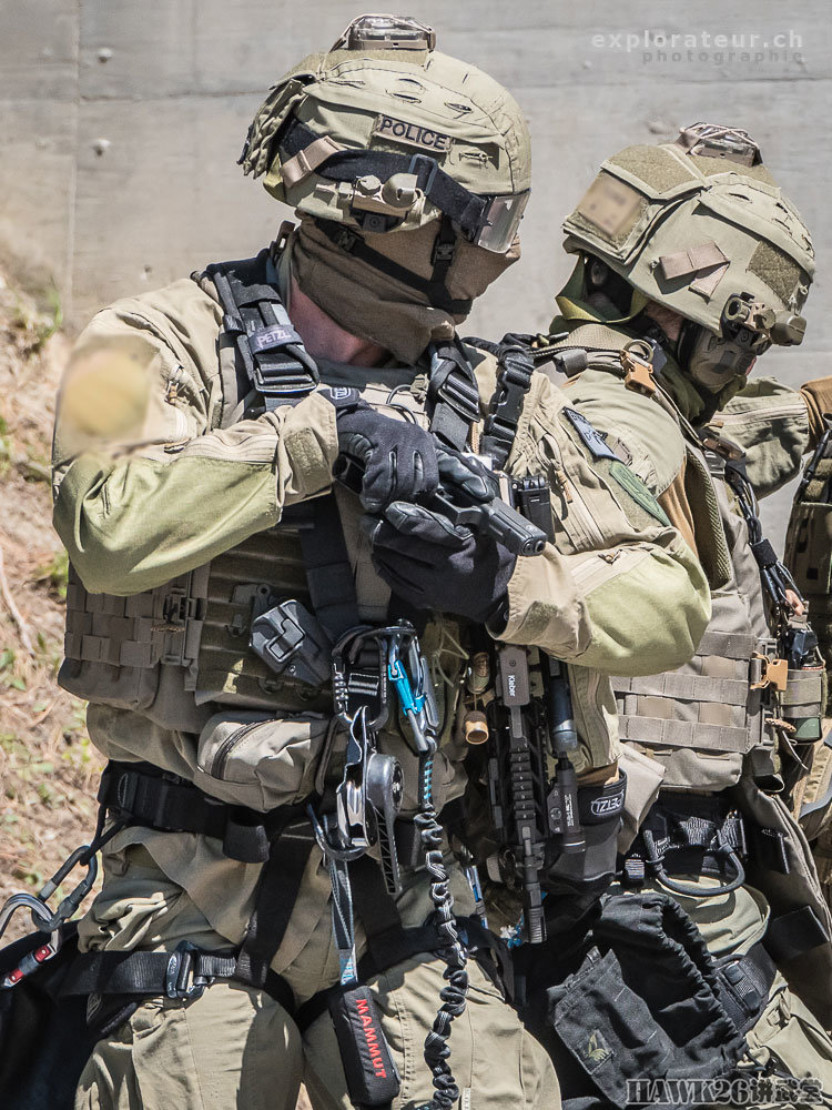 瑞士洛桑特警实战训练 盾牌手膂力惊人 看不见的训练成本最昂贵