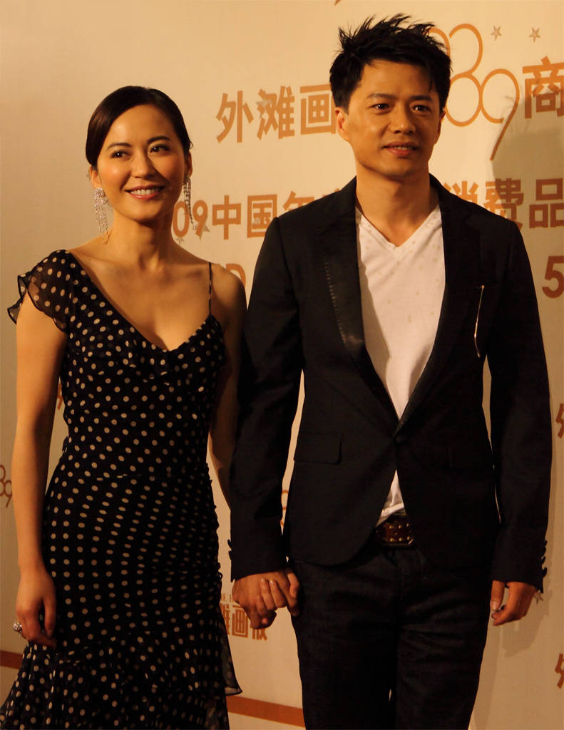 俞飞鸿早年身穿吊带礼服,和段奕宏牵手走红毯,熟男靓女好登对!