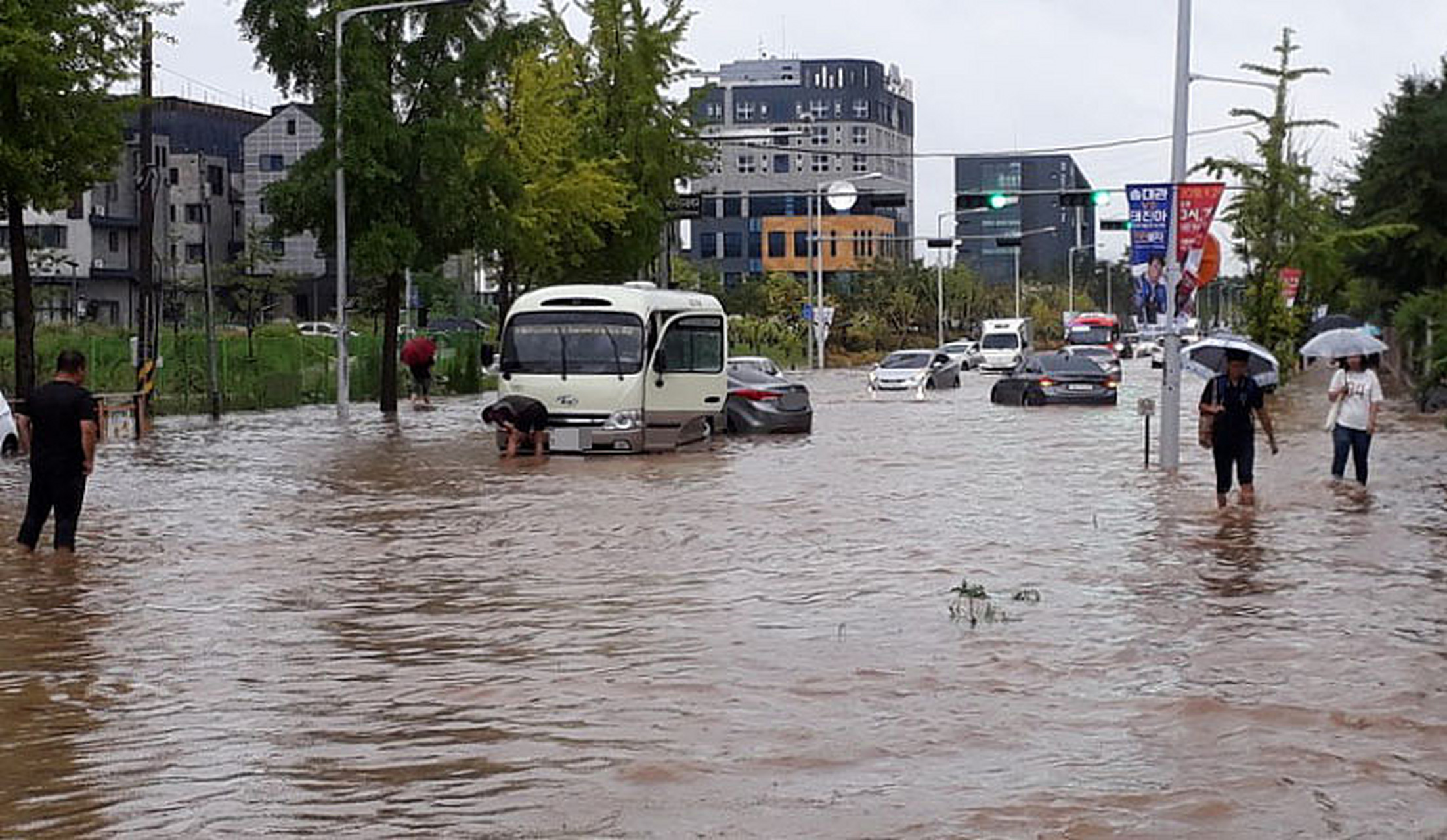 当地时间2023年7月15日,韩国忠清北道清州市,消防工作人员进行抽水