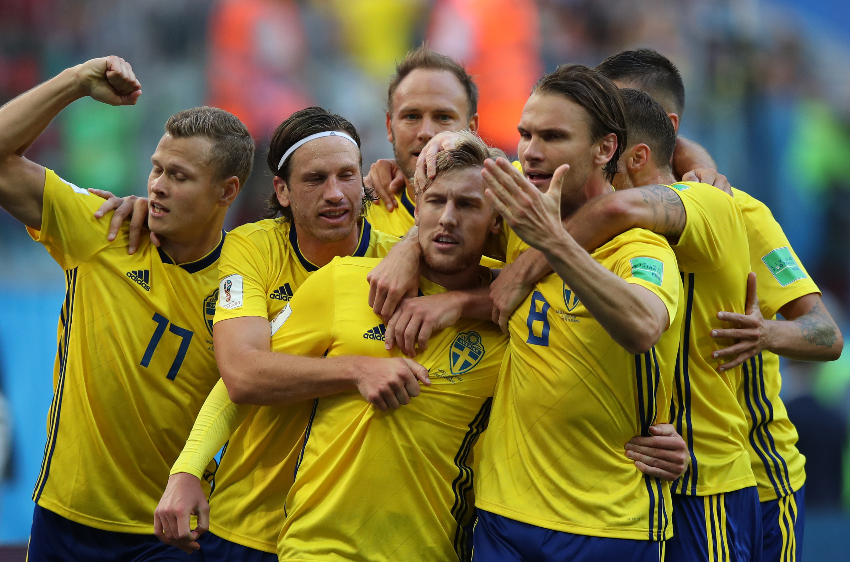 足球——八分之一决赛:瑞典队福斯贝里进球(18)