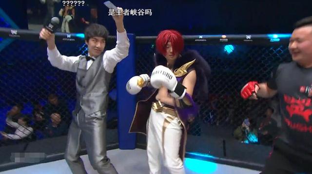 药水哥出场打扮给满分,拳赛表现给负分,观众:说好不要盔甲呢?