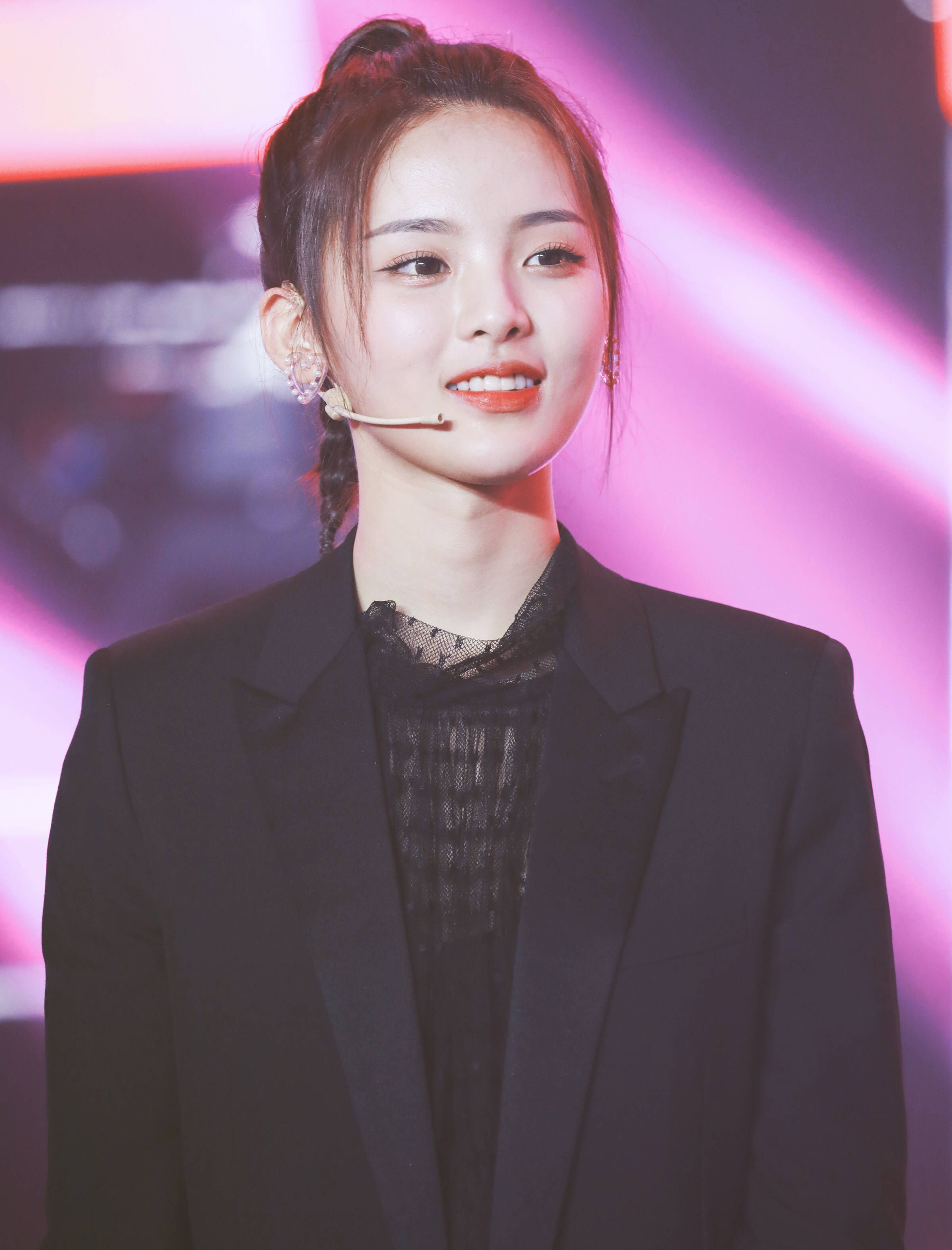 杨超越也是热搜体质啊,西装look惊艳众人,网友:颜好但实力不行