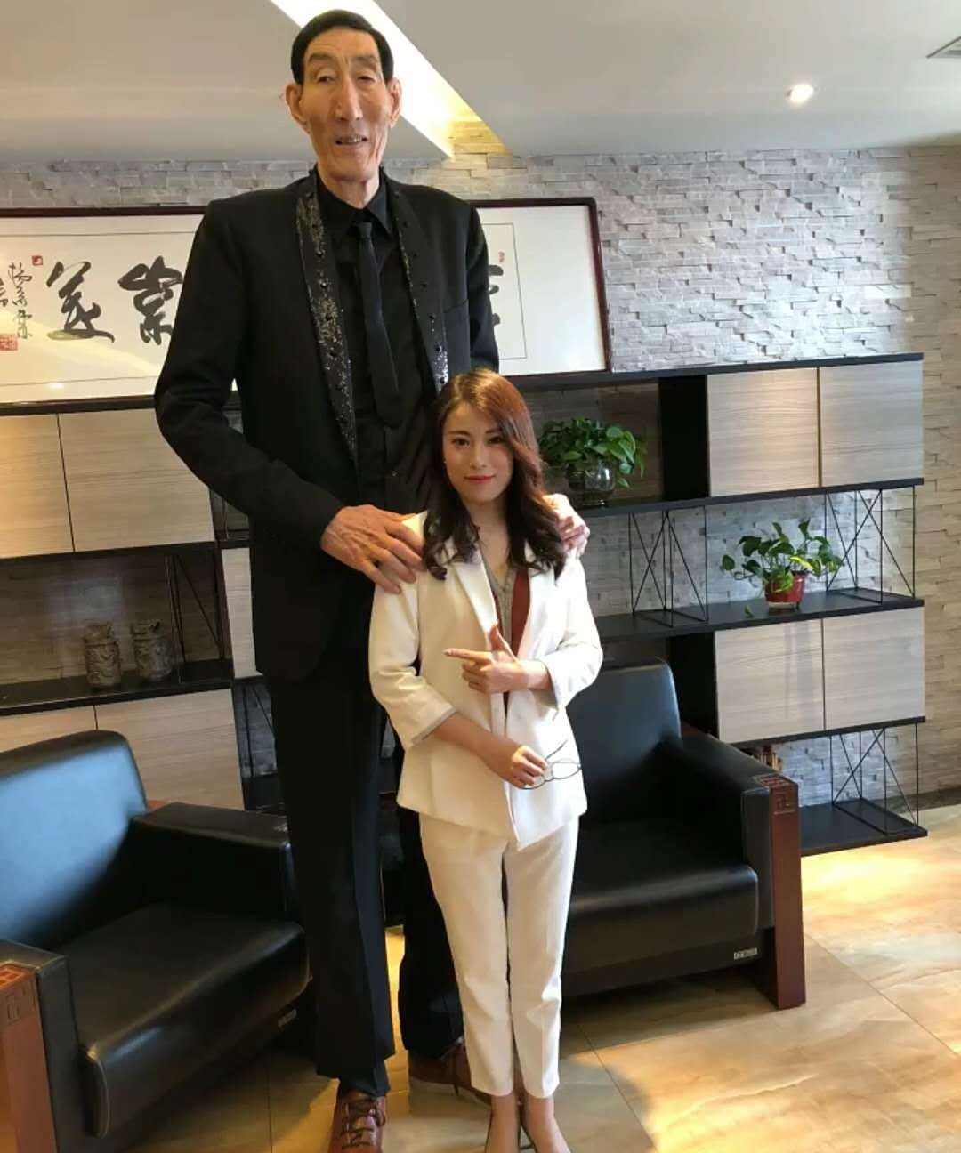 2米36"巨人"鲍喜顺,11岁儿子身高1米7,40岁妻子想生"二胎"