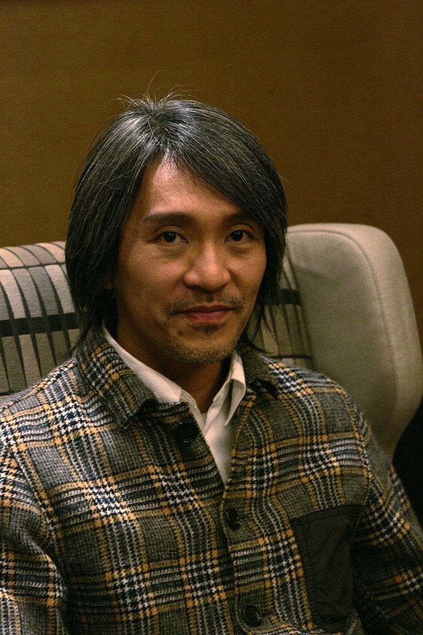 大家都知道,周星驰一直都是以一头标志性的"星爷"发型亮相,给人留下