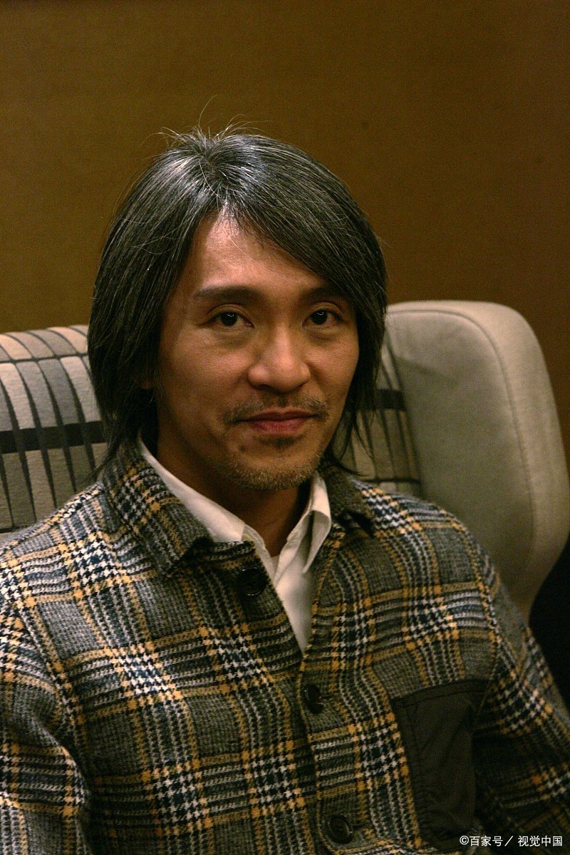 首先,周星驰的电影风格独树一帜,他以其幽默诙谐,细腻入微的表现