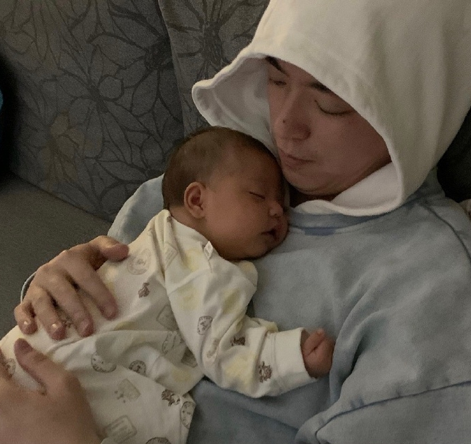 jony j分享女儿萌照幽默十足,小豆芽表情丰富,与爸爸十分相像