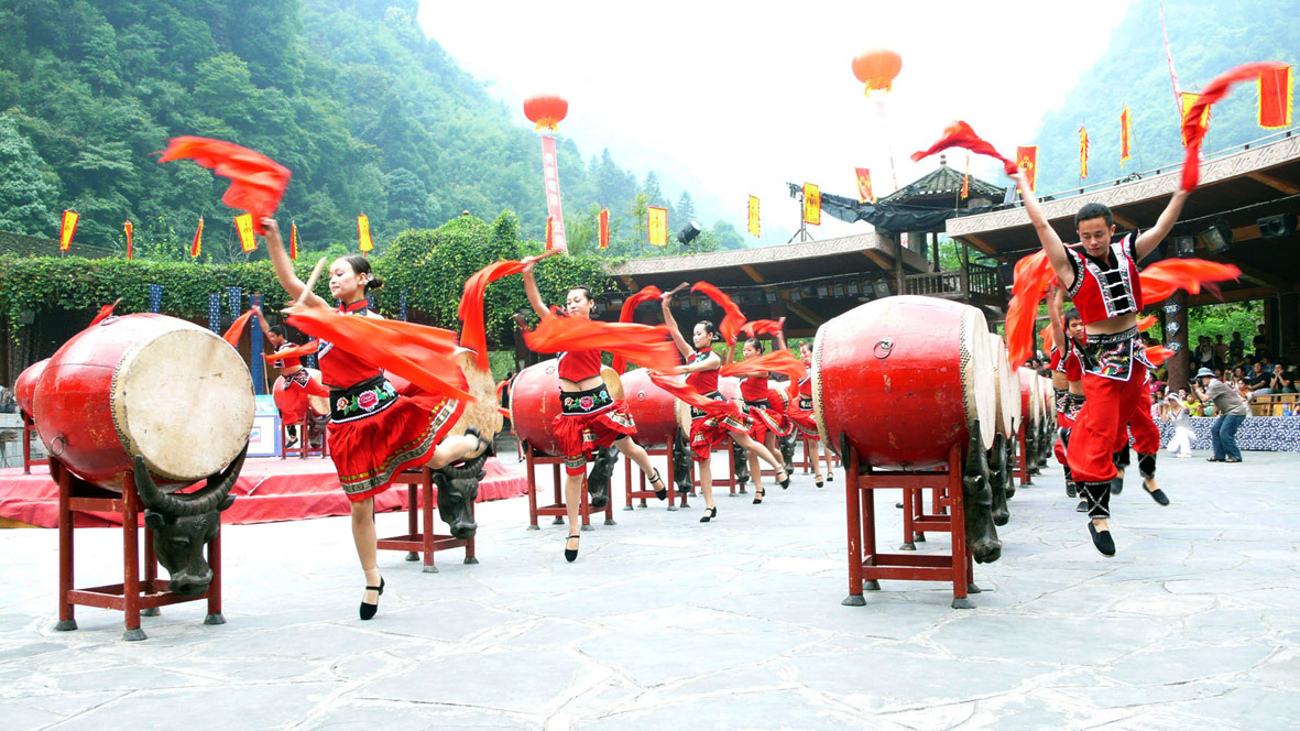 "悬崖上的苗鼓表演"传承民族文化的湘西苗鼓!