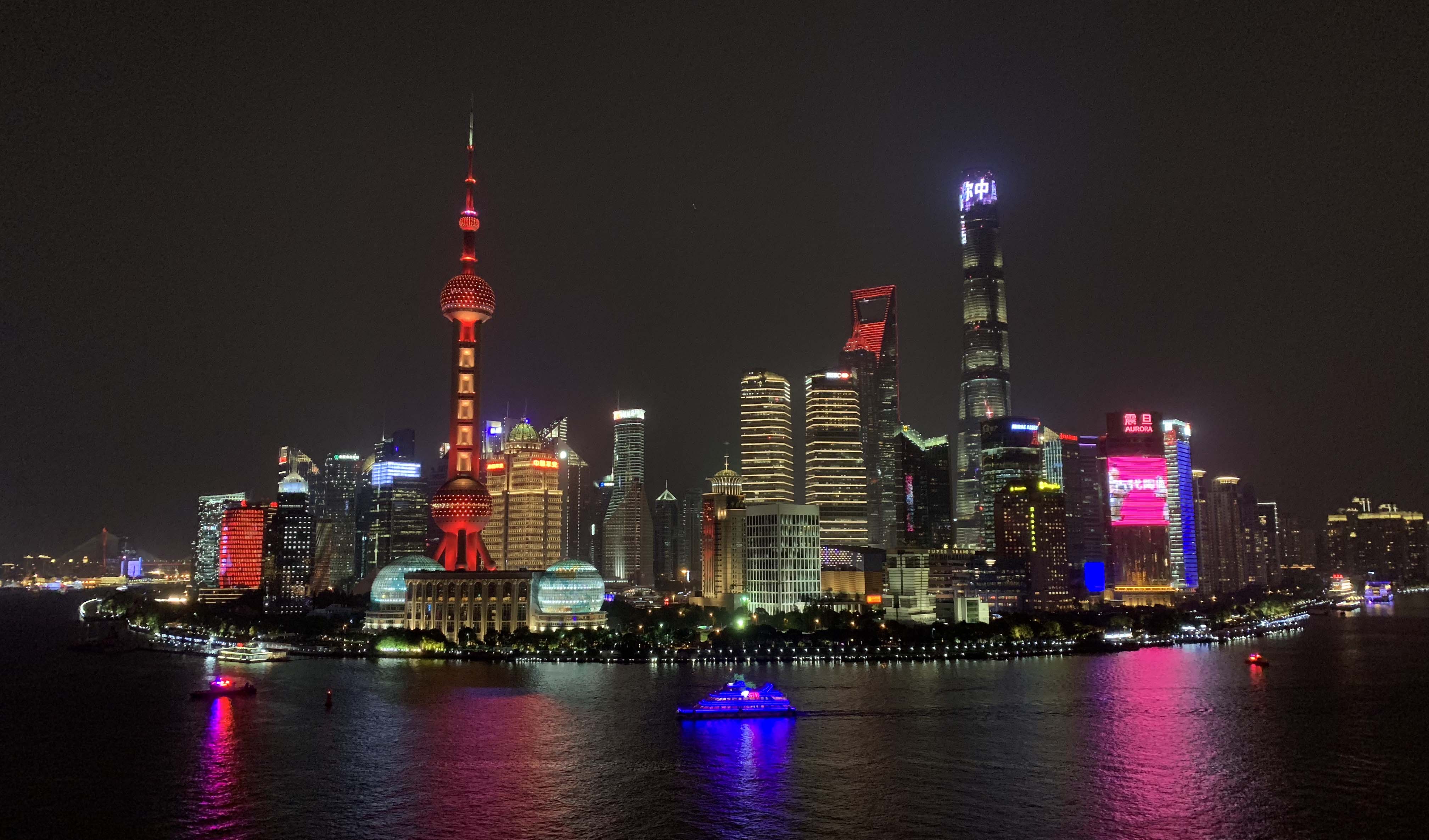 国庆前夜,站在外滩眺望灯光映衬下的上海
