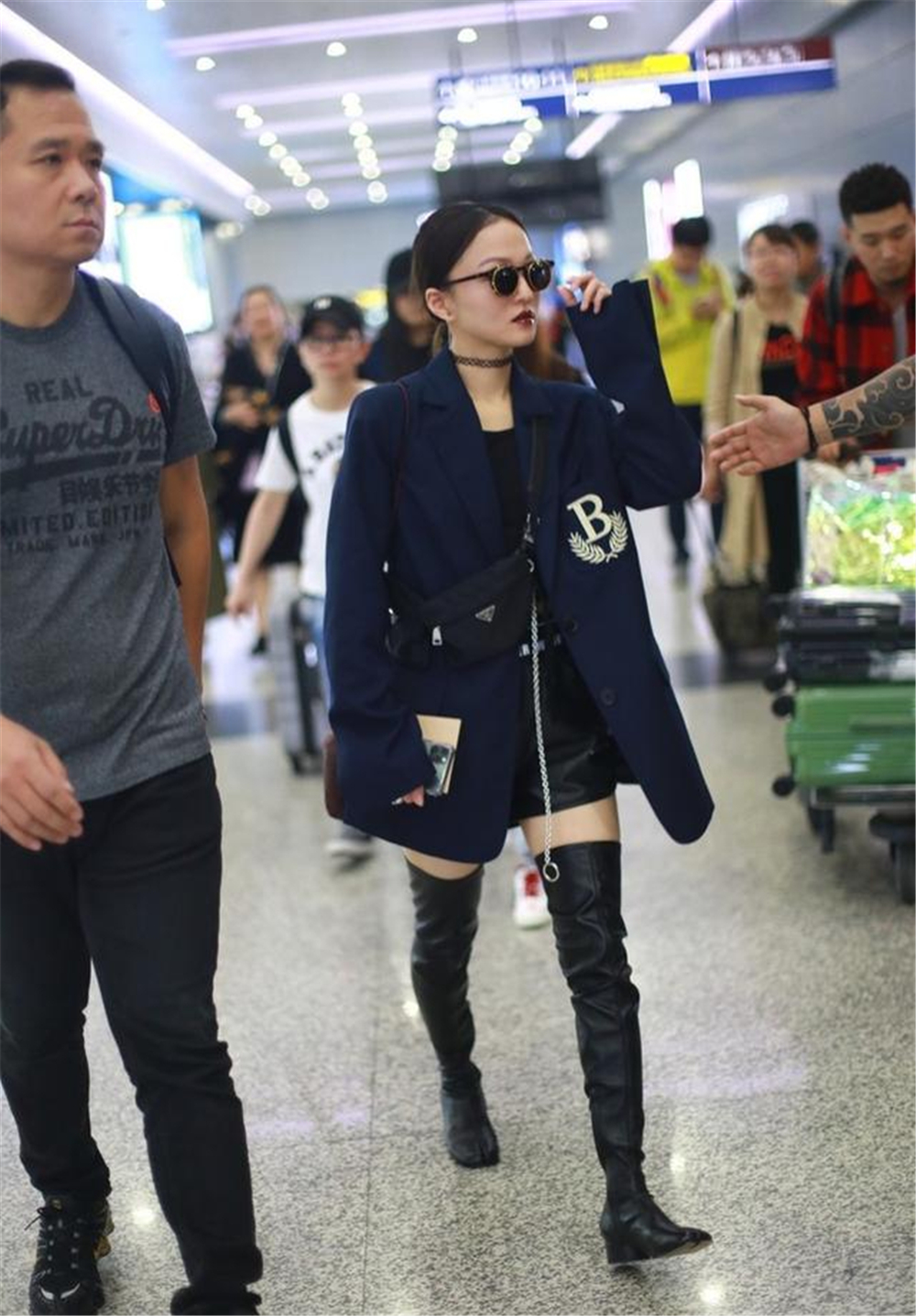 张韶涵穿衣太有气场,158身高穿西装配过膝靴,成小个子穿衣榜样