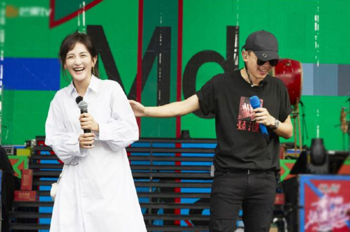 张杰谢娜演唱会彩排照曝光,甜蜜互动秀恩爱,网友:岳云鹏别挡道