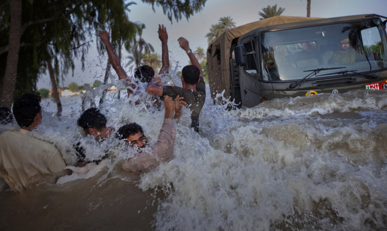 中国国庆期间,印尼领土遭到猛烈打击,军舰上岸数十万人失联