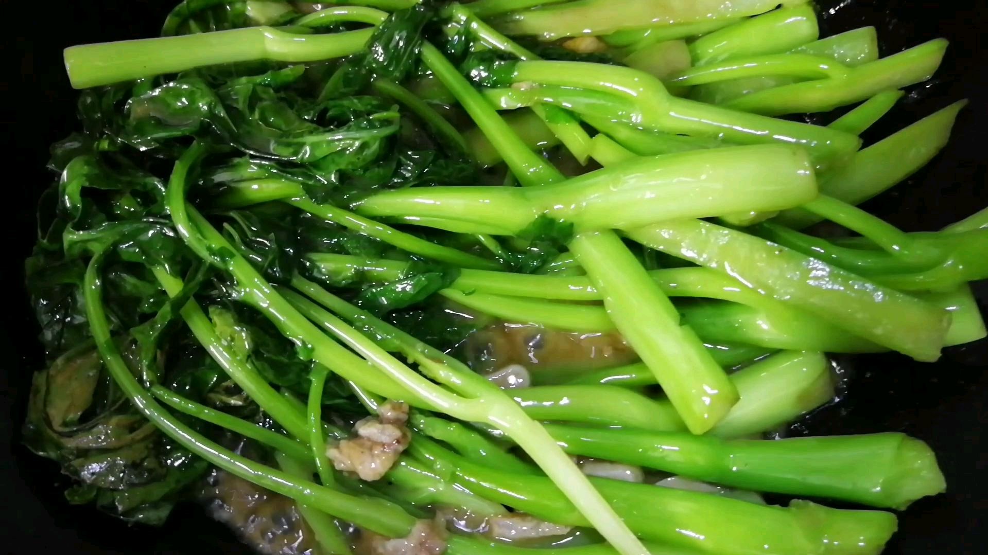 分享一个猪油炒芥兰的做法,翠绿爽口又下饭