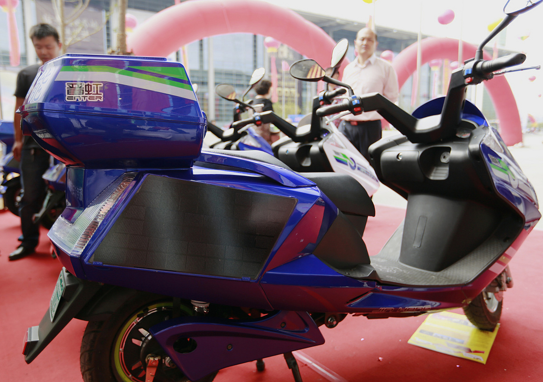 外观设计:格林豪泰电动车的外观设计时尚简约,符合现代人的审美需求.