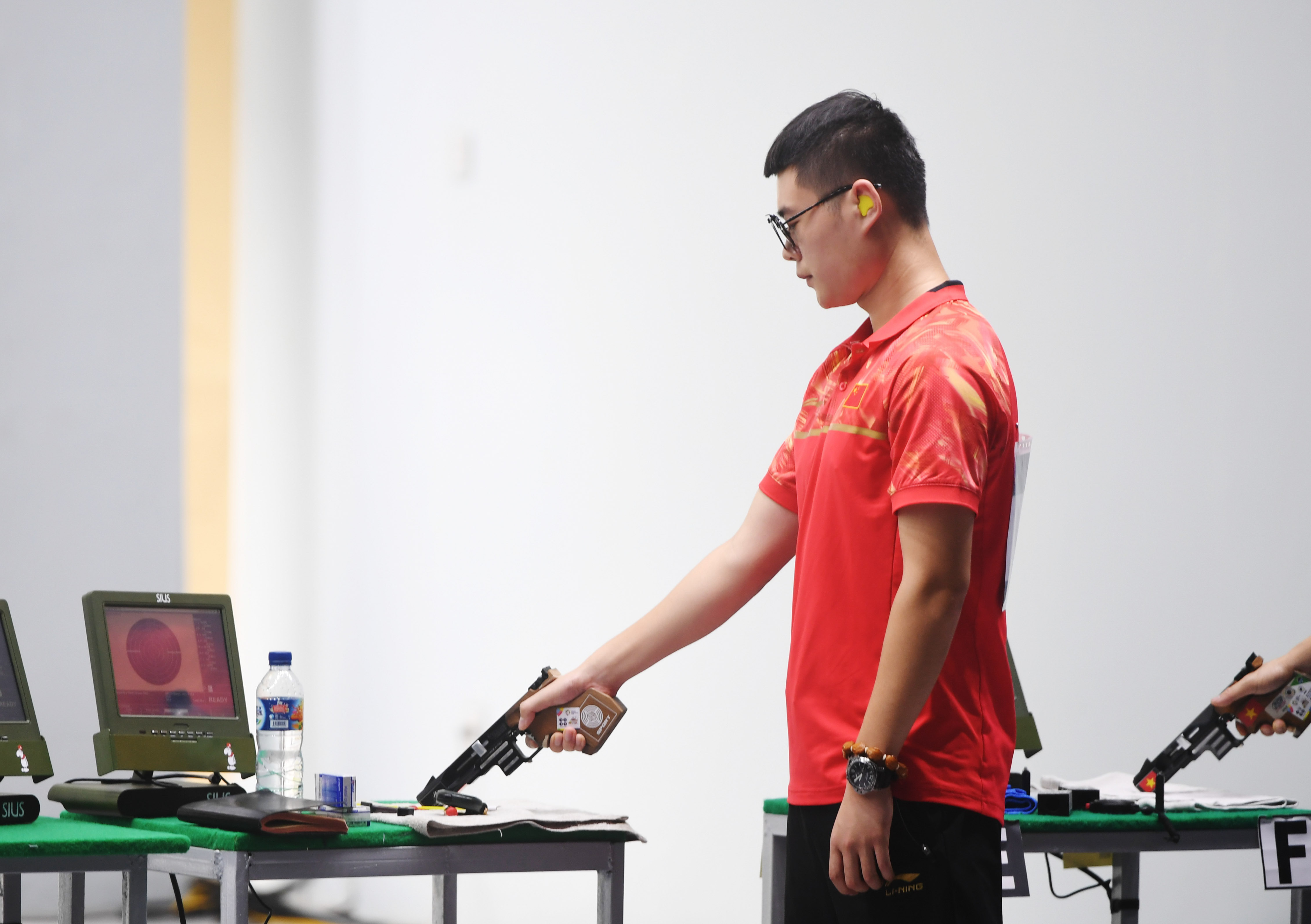 射击——男子25米手枪速射 中国选手包揽金银牌(1)