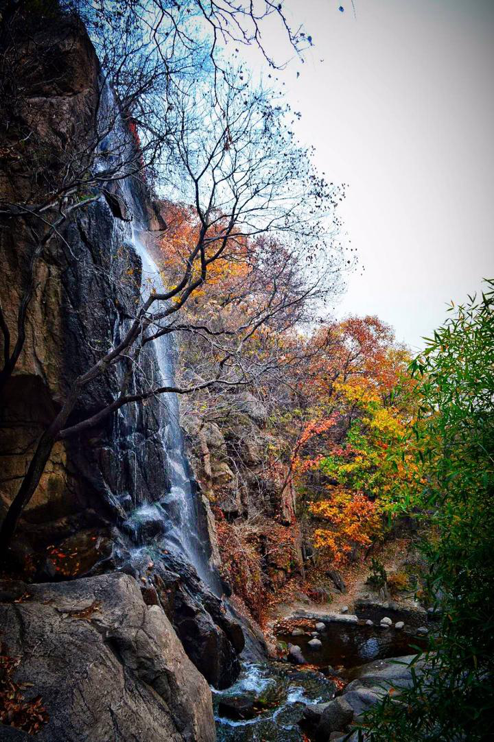漱峡,高崖飞溅出一条白练,伴着红叶黄叶和绿竹,格外醒目.