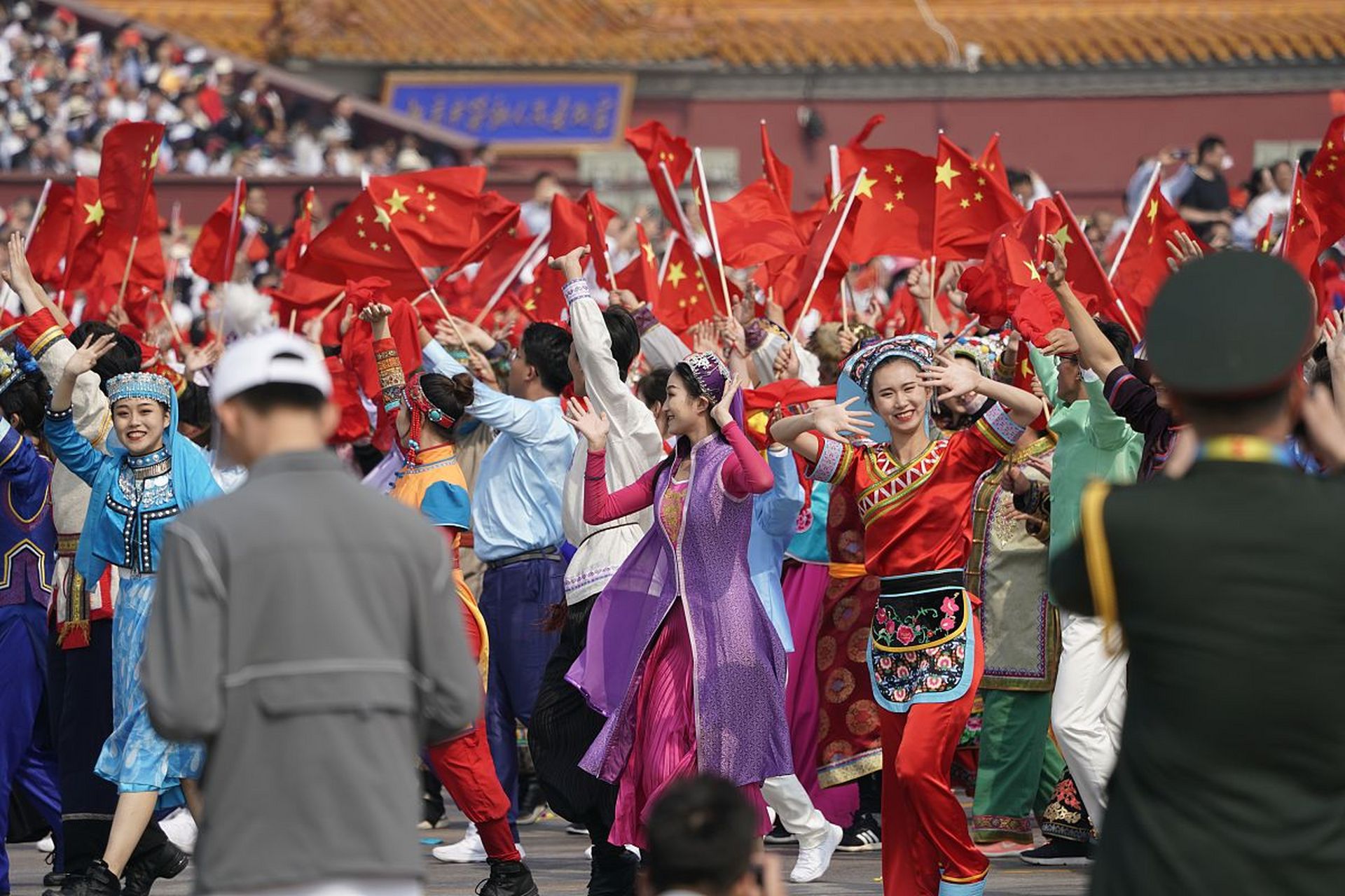 我的双节记录# 参加国庆游行,看到国旗飘扬,人民群众欢呼的场景,我为