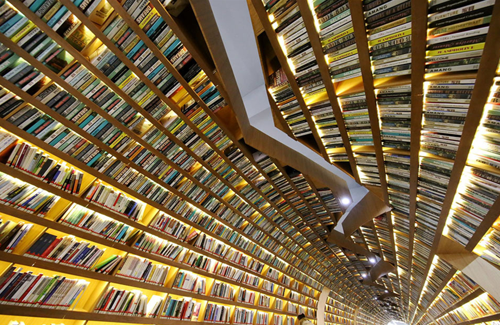 其实那个位置的书并不高,在图书馆中还专门的给那