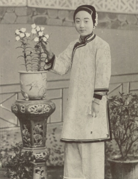 晚清时期,甘肃南部一位妇女,虽然身处恶劣的环境,但是她脸上的笑容很