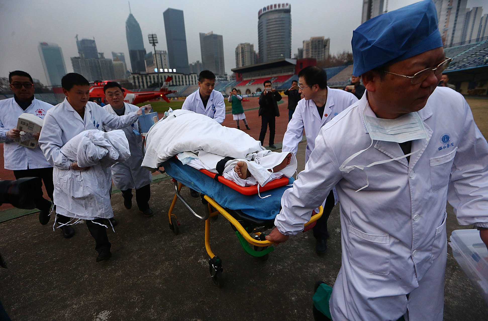 岳爱霞14年前和前夫离婚,两个孩子归前夫,这么