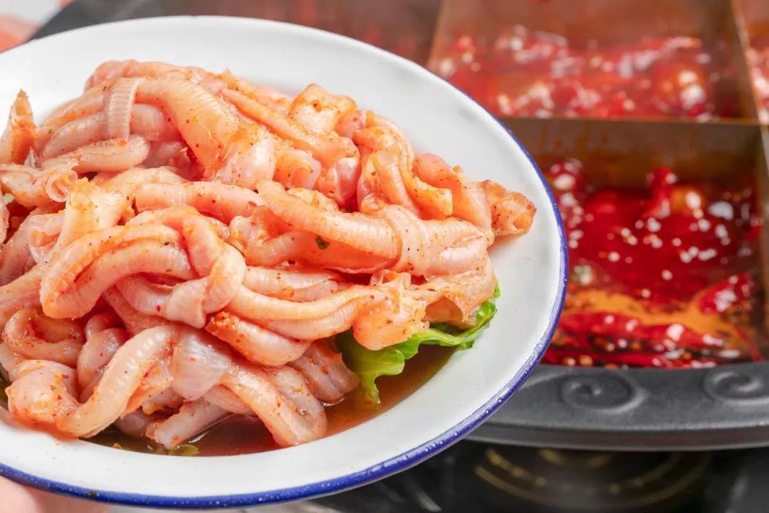鸭黄喉丢红油锅里滚几圈就阔以吃了,蘸上干油碟,混合锅底的麻辣,口感
