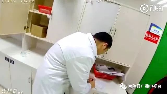 婴儿在南陵服务区突发高烧 高速交警浓雾中护送就医