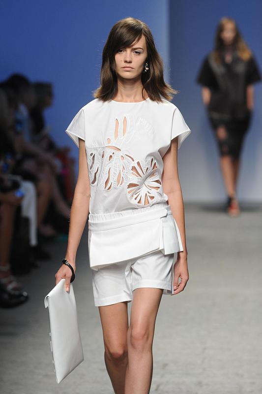 红粉佳人到底有多美?这种衣服也能穿出格调来,让人羡慕