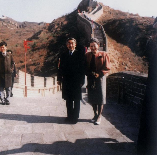 92年明仁天皇真实的访华旧照:参观西安古寺庙,与皇后长城合影