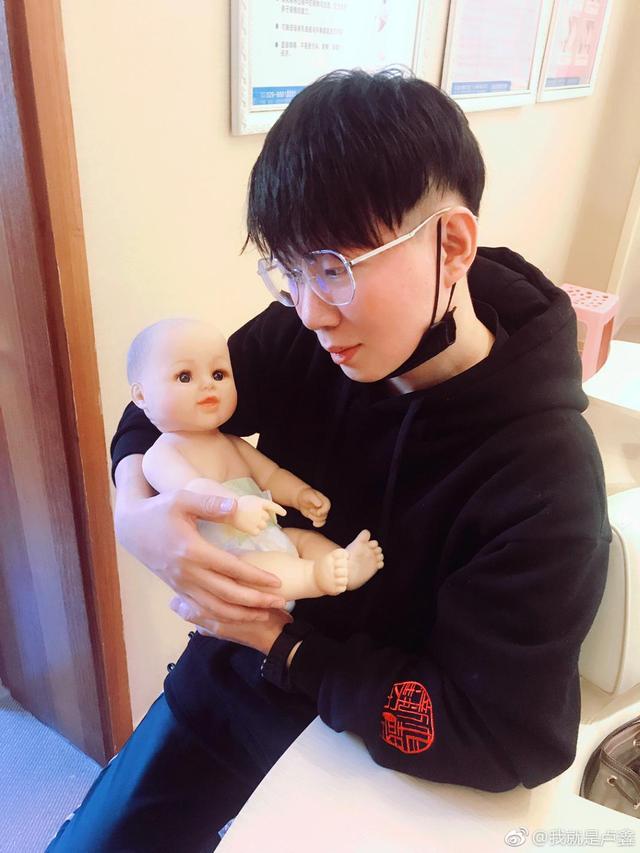 相声新势力卢鑫喜添小公主,微博记录妻子辛苦孕程,收获满满祝福