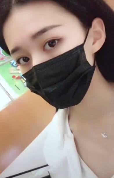 抖音又一口罩小姐姐火了,摘下口罩那一刻,网友:以后别戴了!