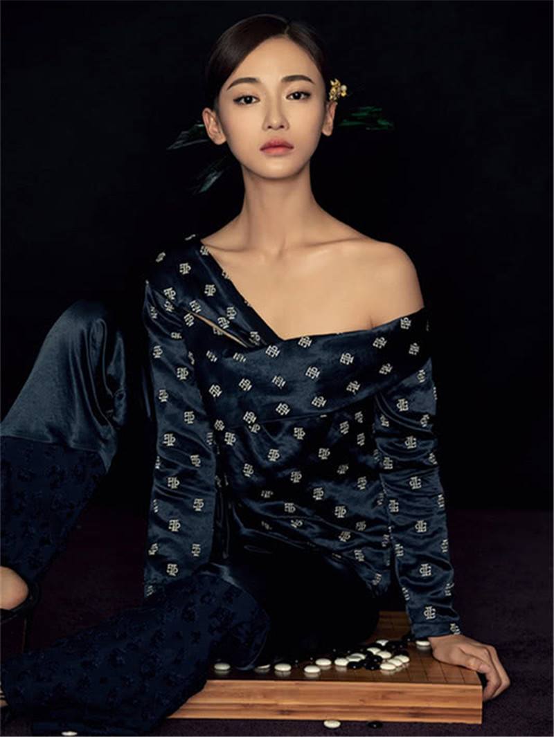 吴谨言的天鹅颈,吴谨言的脖子又细又长,像白天鹅一样,拥有粗脖子的