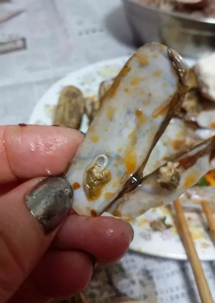怪吓人的!好好的海鲜有虫子 这蛏子还敢吃吗?
