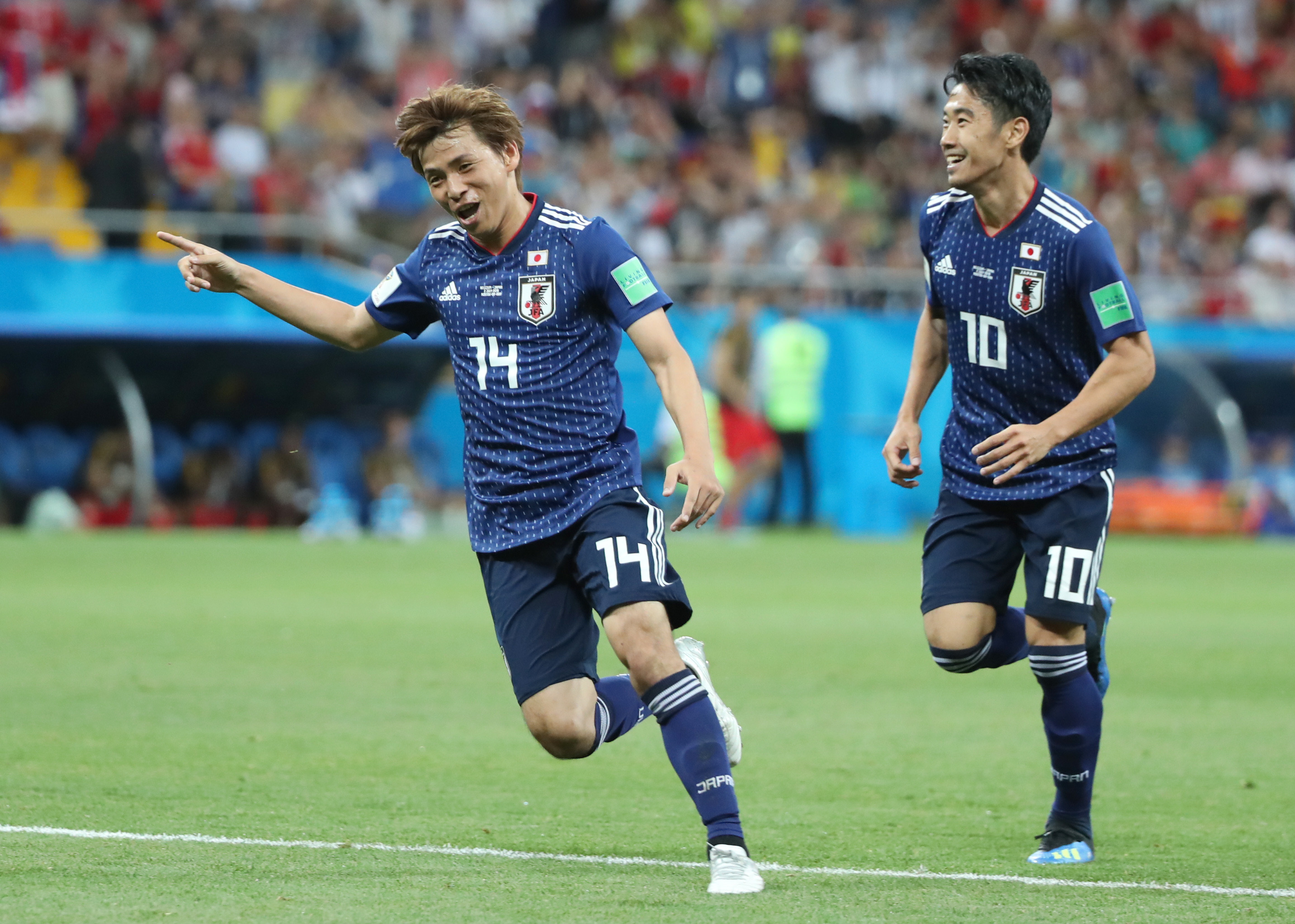 足球——八分之一决赛:日本队乾贵士破门(14)