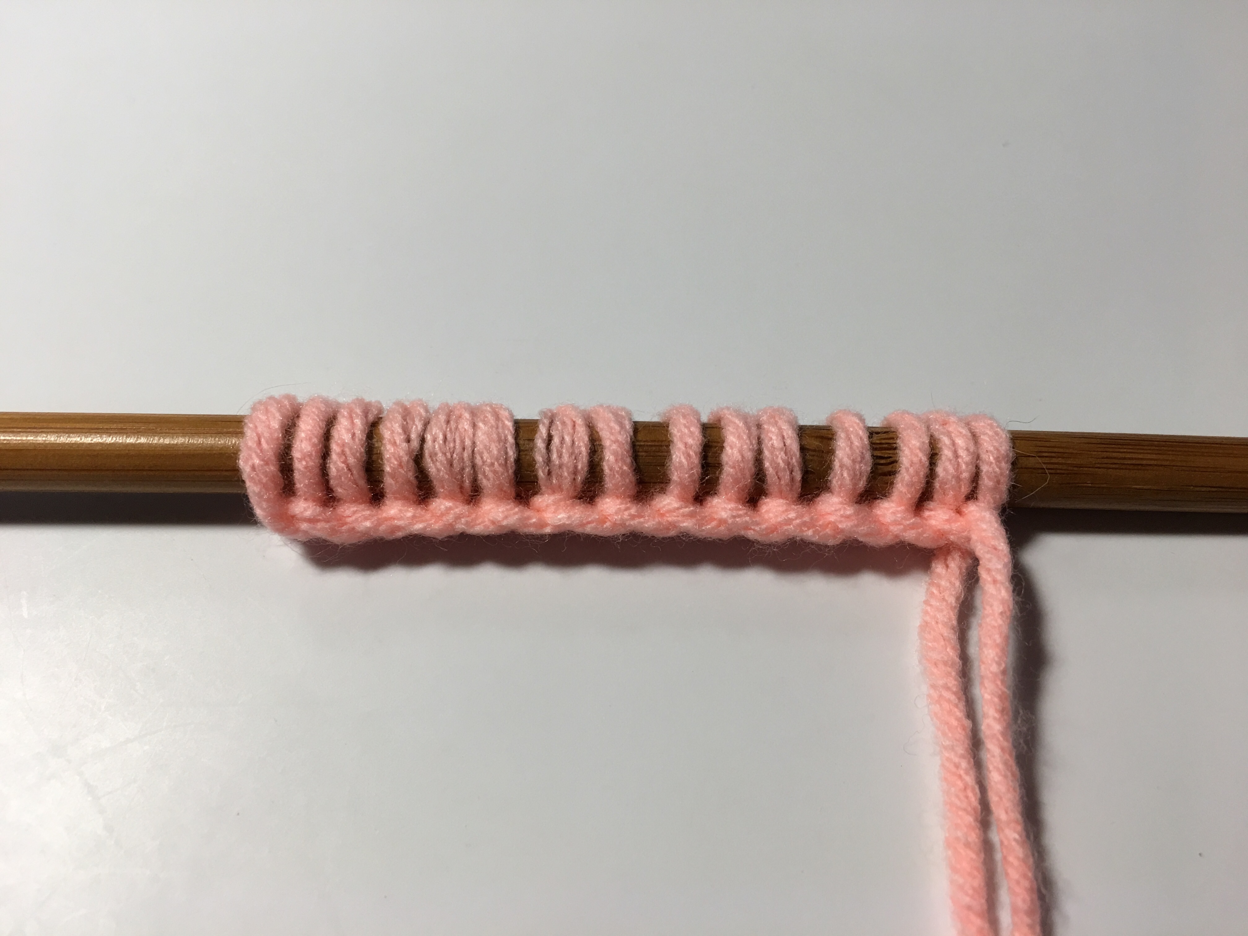 大家好,今天我们一起来学习一款简易反针蜂窝针的织法,这个花型所需的