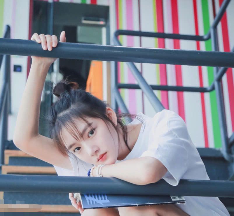 长发易遥和长发顾森湘,两人生活照美成漫画少女,细节对比引热议