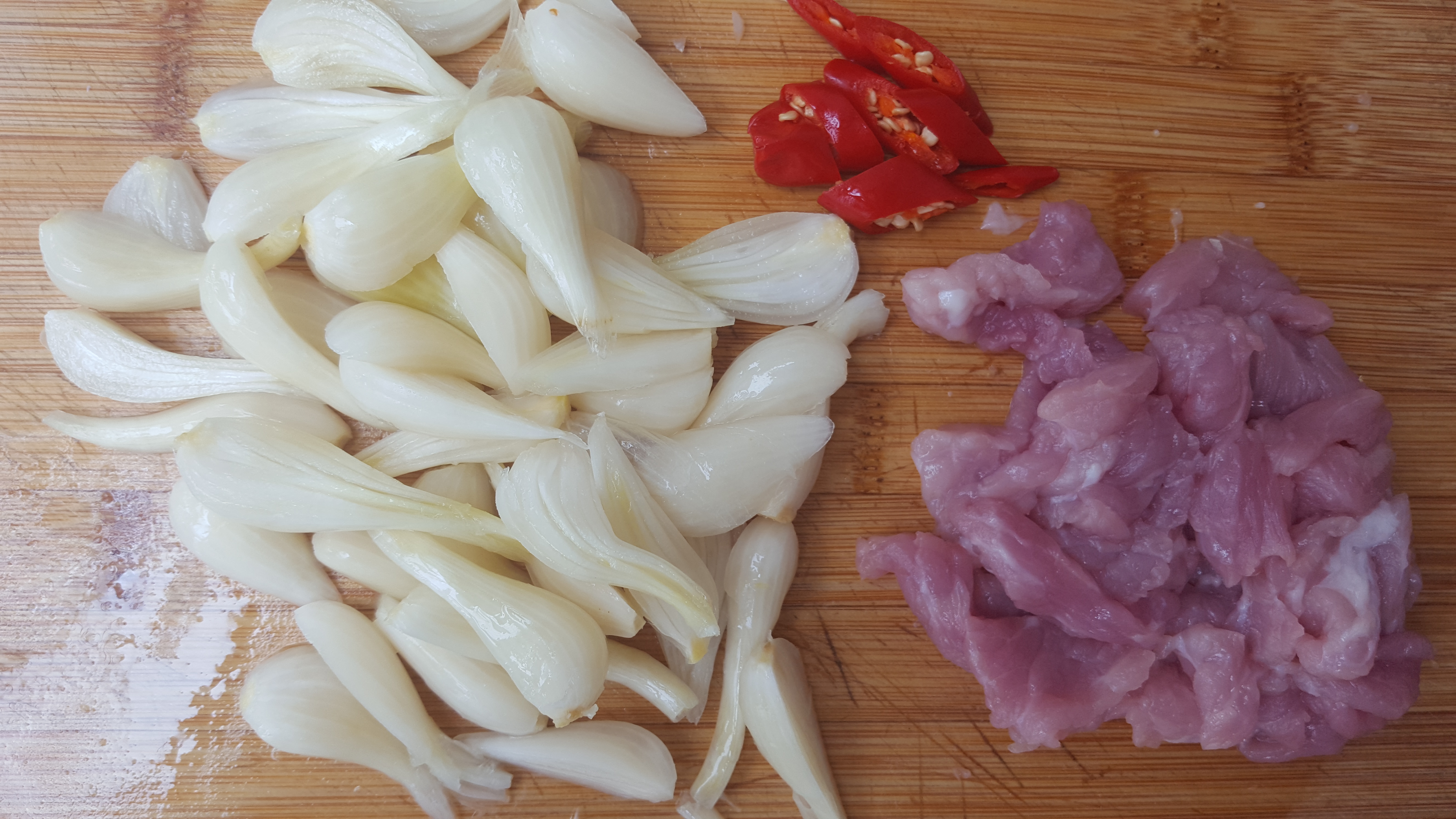 酸荞头炒肉片,配稀饭来吃,味道真是妙极啦!