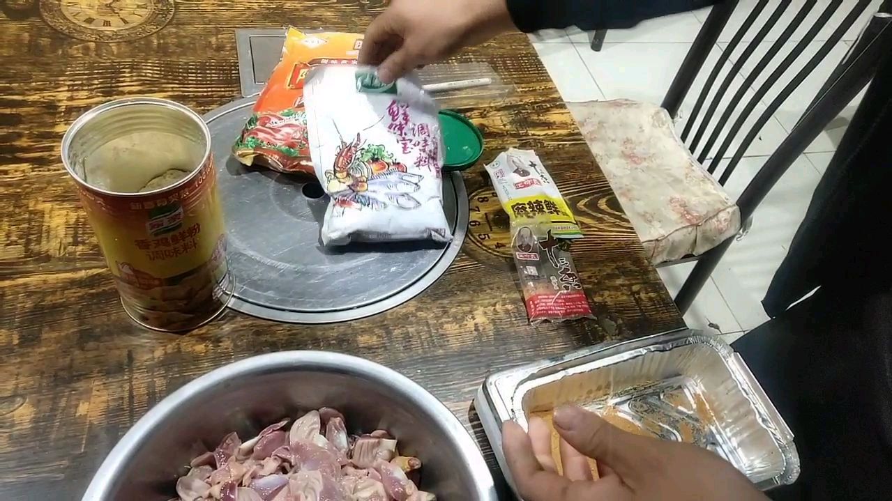 小刘哥教你烧烤秘制鸡胗串的腌制教学