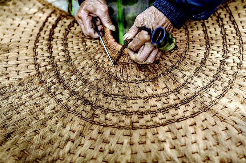 它可以遮阳挡雨,曾是爷爷的最爱,如今这项手艺却面临失传