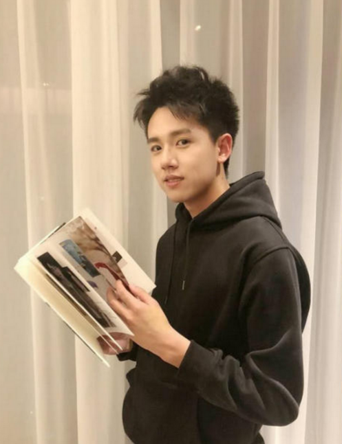 都喜欢人不彪悍中的李渔,花彪,班主任孔小军的卫衣照同样惊艳