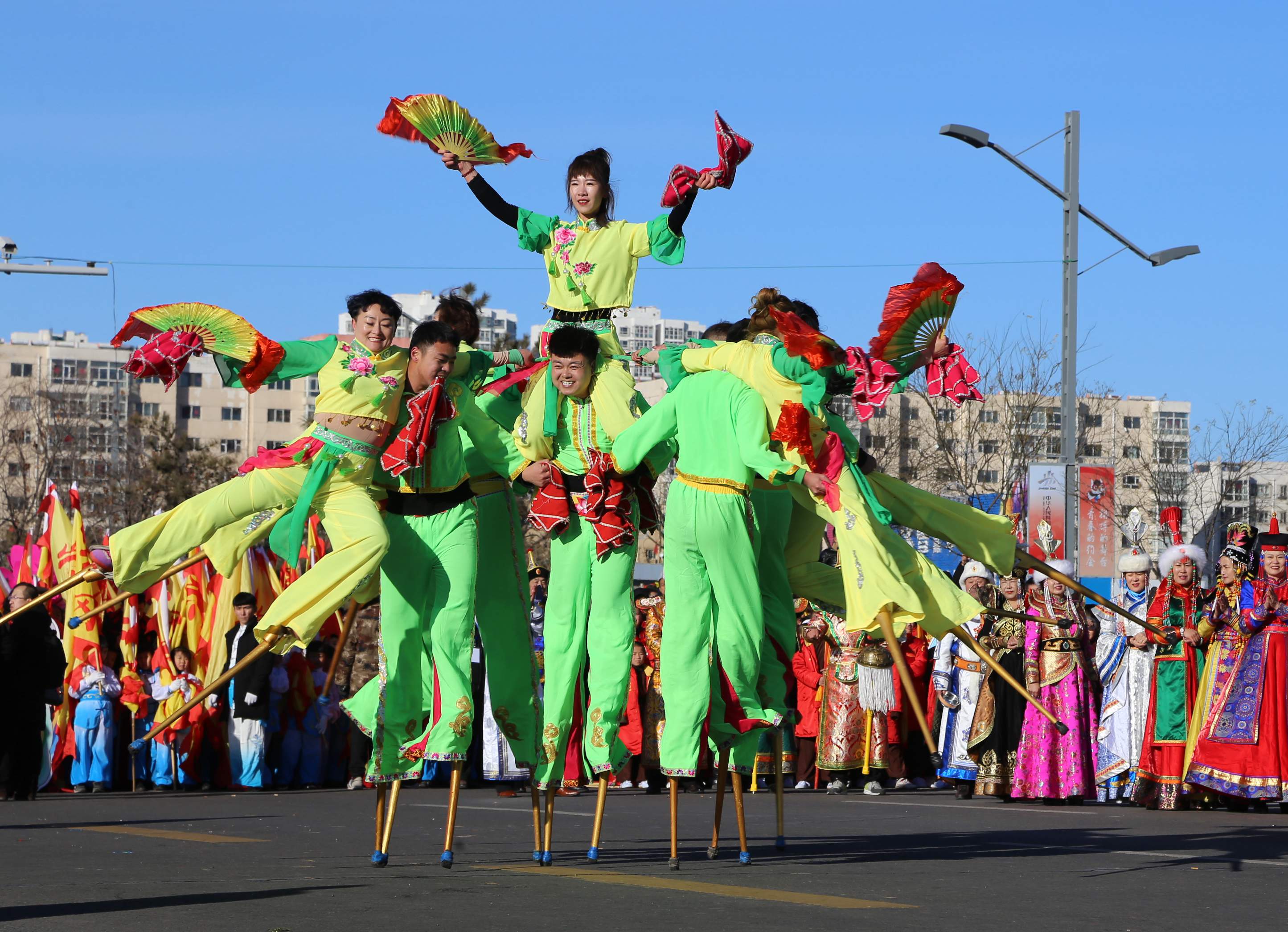 2月16日,民间艺人在山西省大同市和阳门广场表演高跷