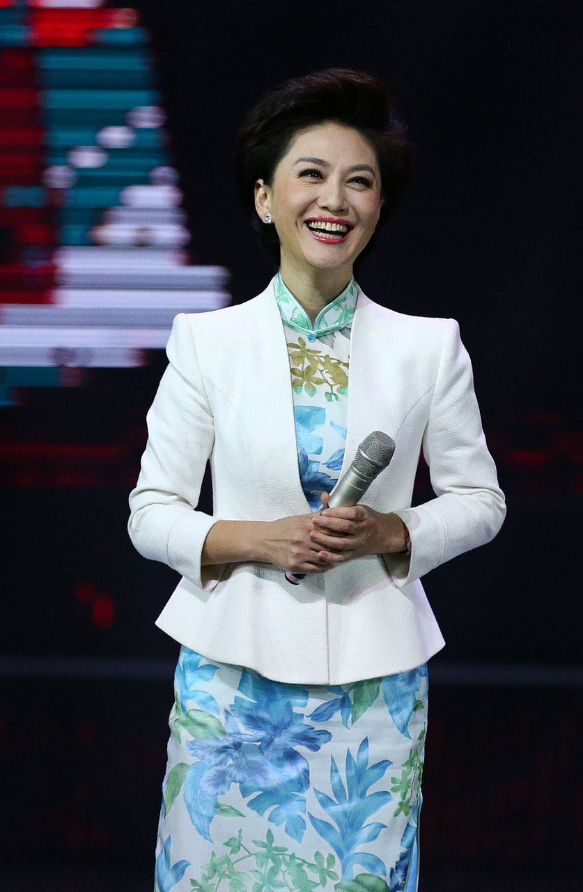 海霞是中国著名的主持人,她在央视工作多年,拥有丰富的主持经验和出色