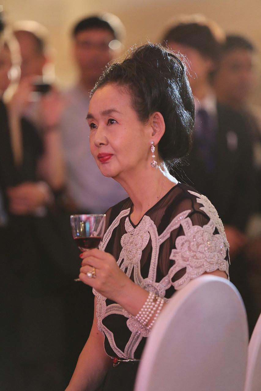 曾经在经典电影《追捕》中扮演女主角真由美,凭借其出色的演技和迷人