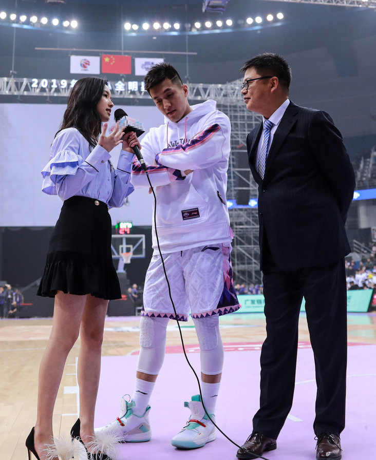 陈都灵亮相cba,化身女记者采访郭艾伦,郭艾伦都害羞了